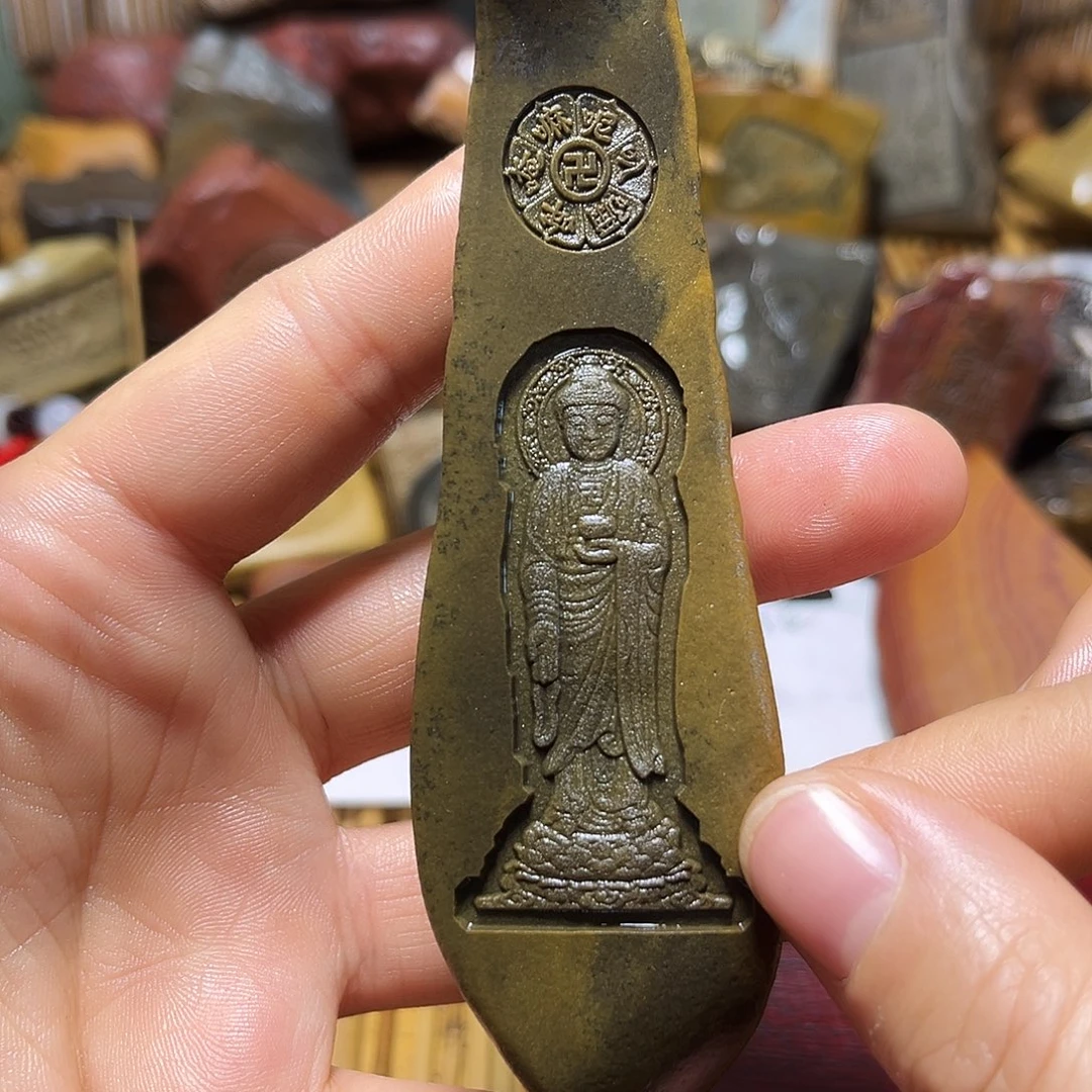 新疆原石雕刻手把件