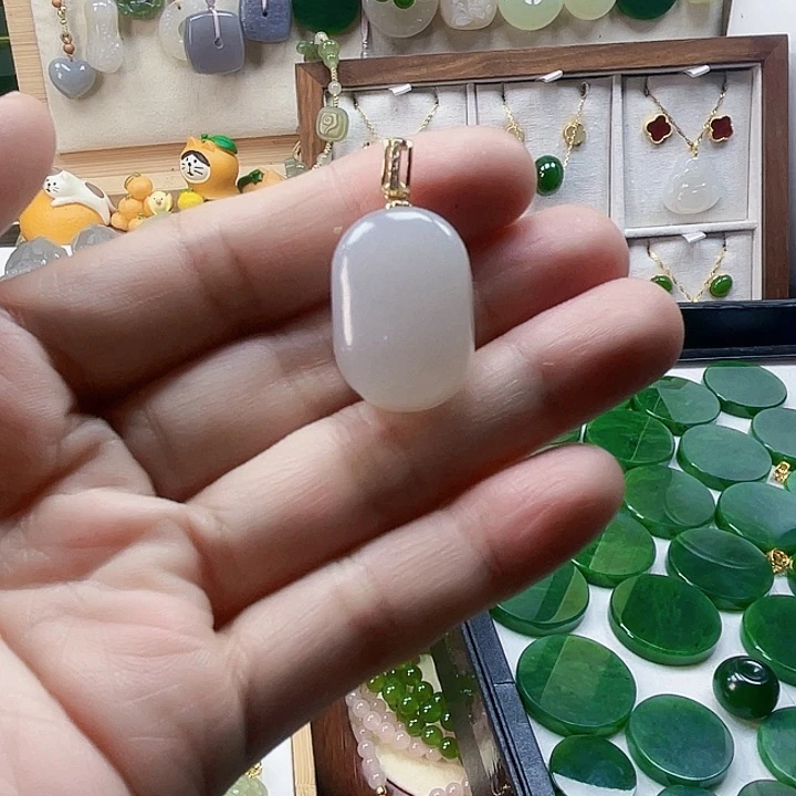 和田玉未镶嵌吊坠(不含链)燕*?有包容