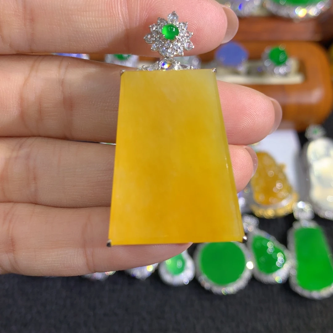 翡翠18K金镶嵌颈饰