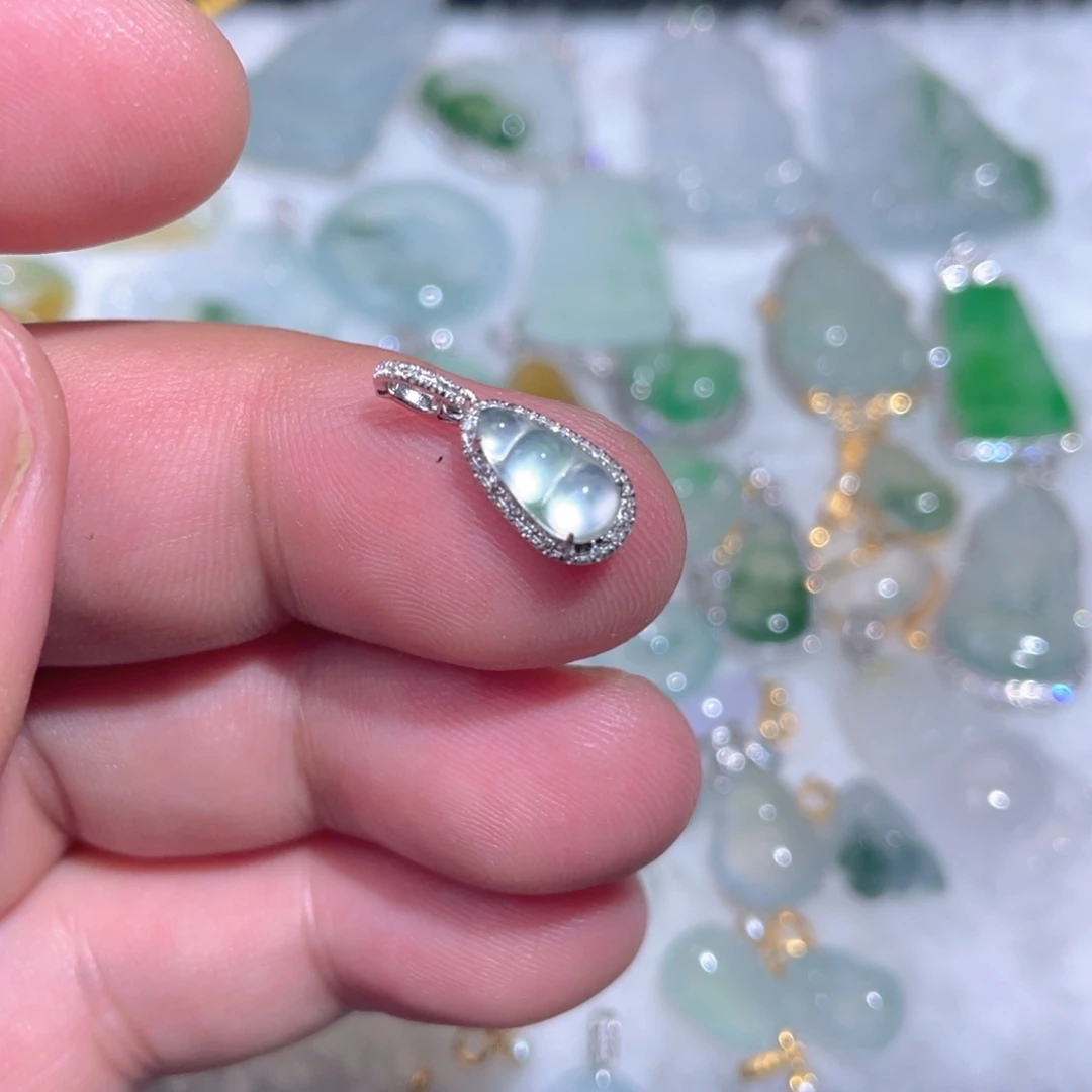 翡翠18K金镶嵌颈饰