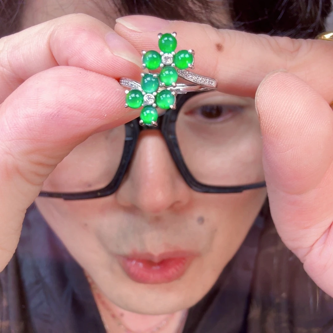 翡翠未镶嵌颈饰一件