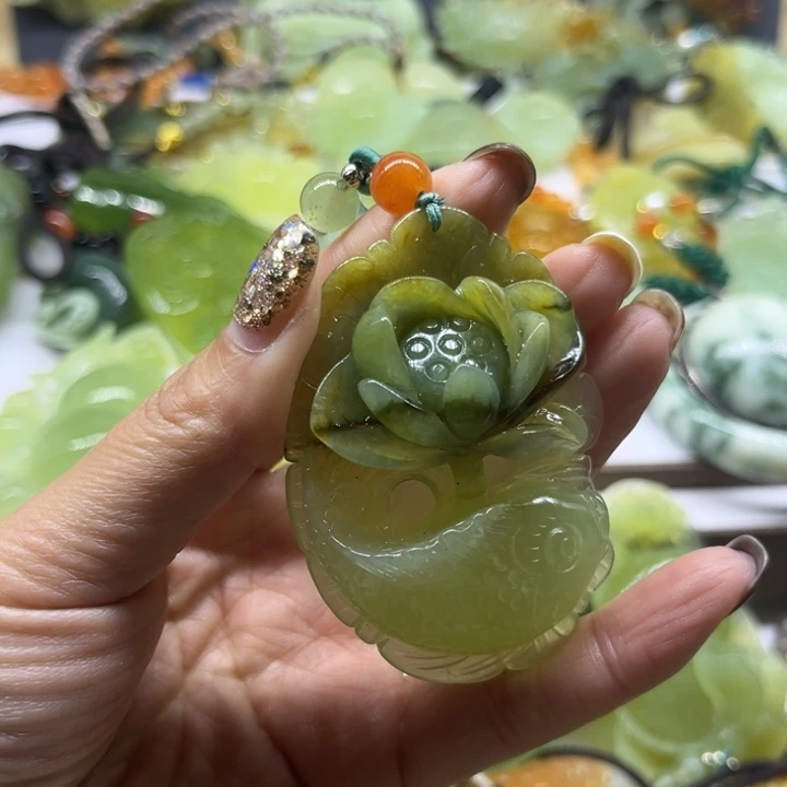 蛇纹石玉未镶嵌颈饰