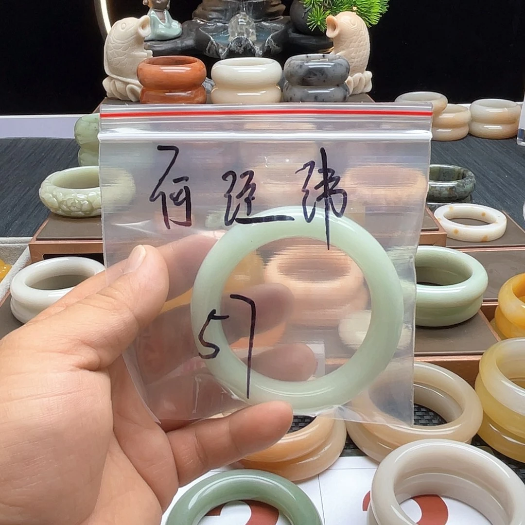 石英质玉手镯未镶嵌何*纬