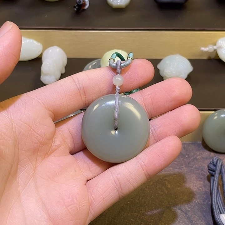 点***。和田玉（糖玉）未镶嵌颈饰