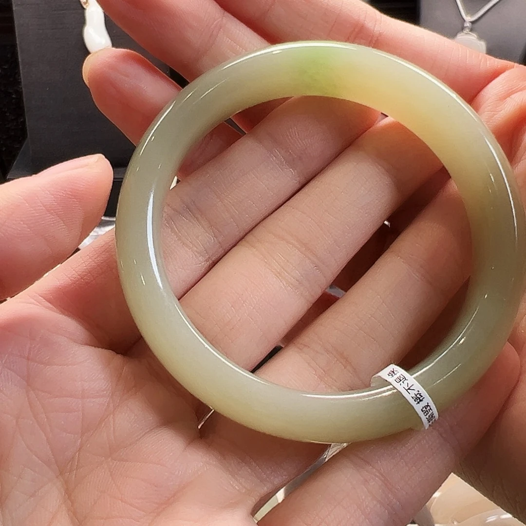 q***g和田玉未镶嵌手镯55