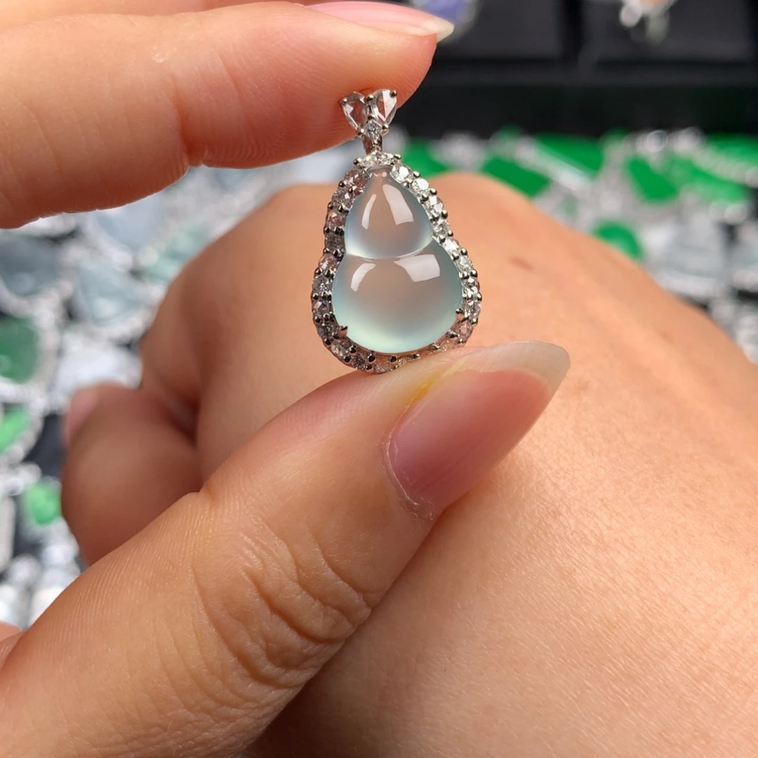 颈饰18K金镶嵌翡翠天空蓝葫芦