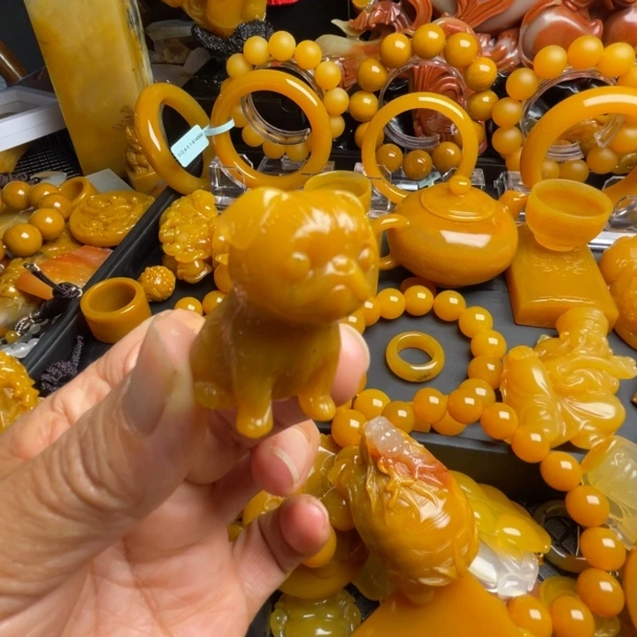 未镶嵌石英质玉（黄龙玉）颈饰