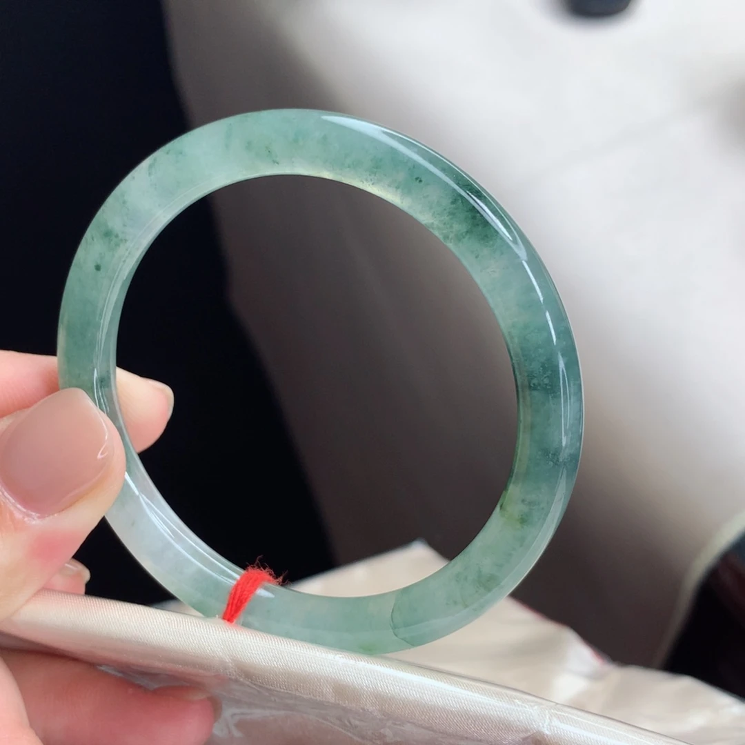 翡翠手镯未镶嵌，18号圆条