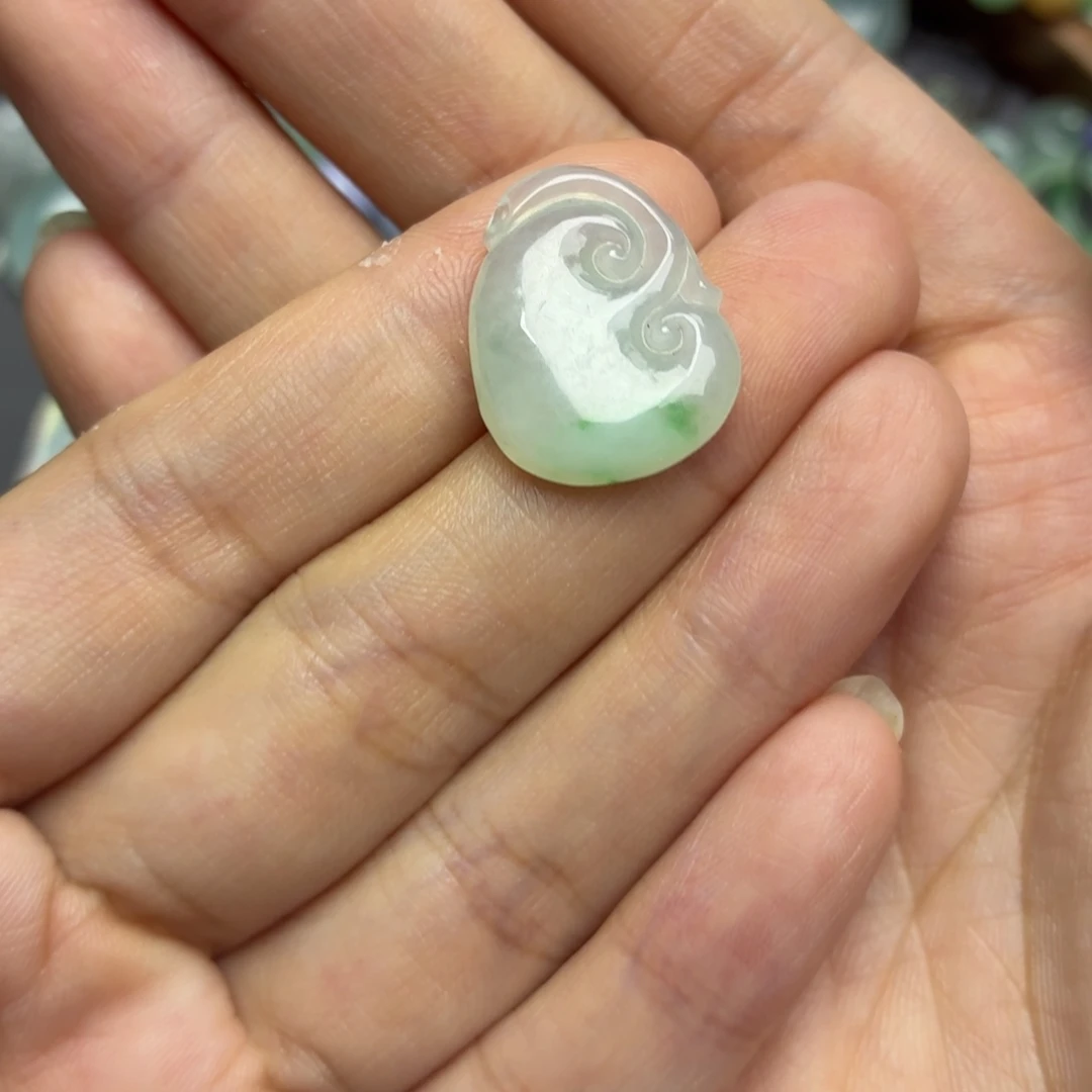 翡翠未镶嵌颈饰飘绿如意