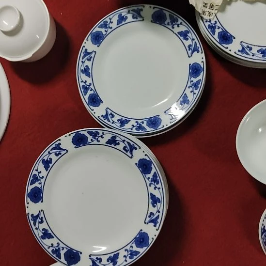 瓷片瓷器摆件，瓷片，沙锅，均有点瑕疵。