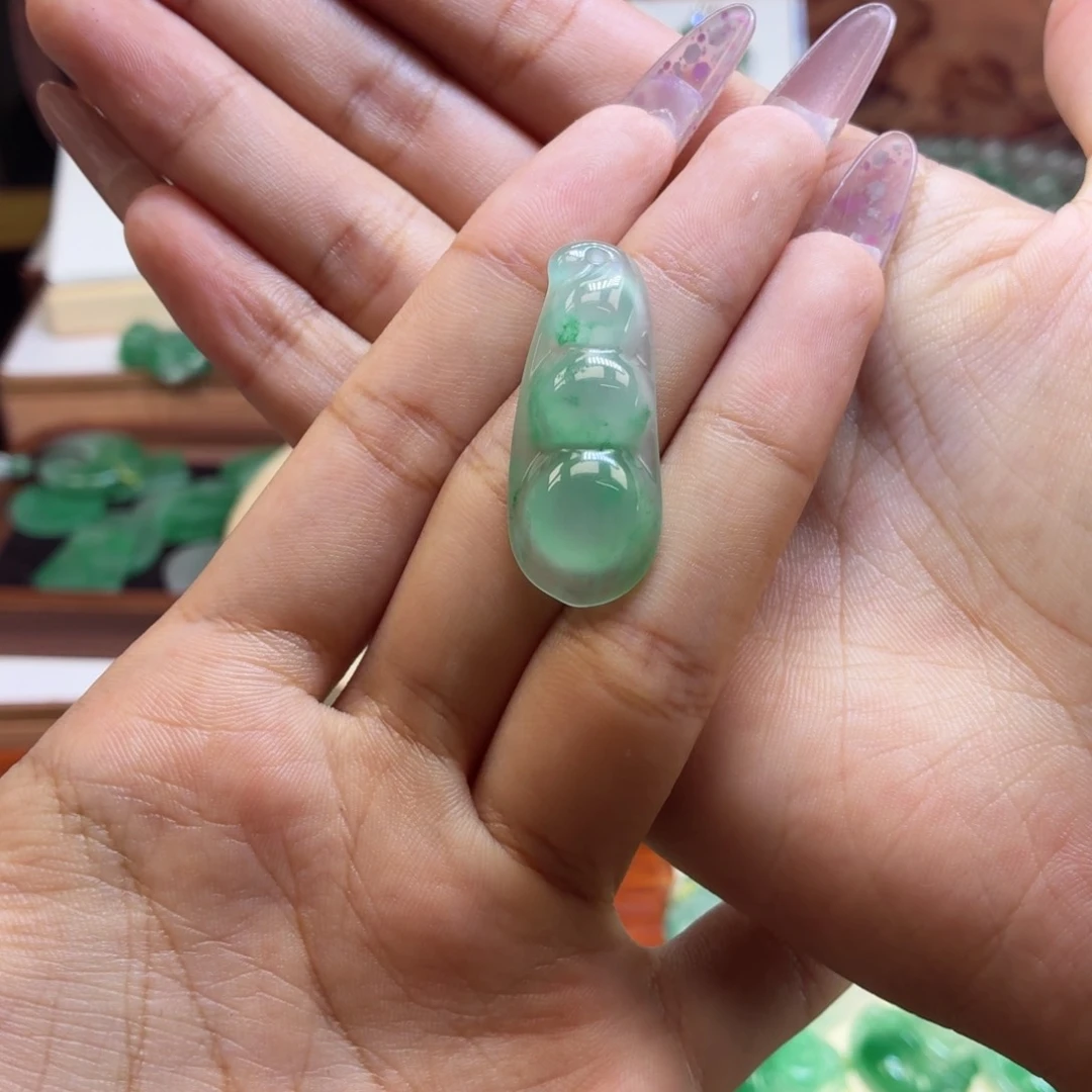 石英质玉（非洲翠）未镶嵌颈饰豆子