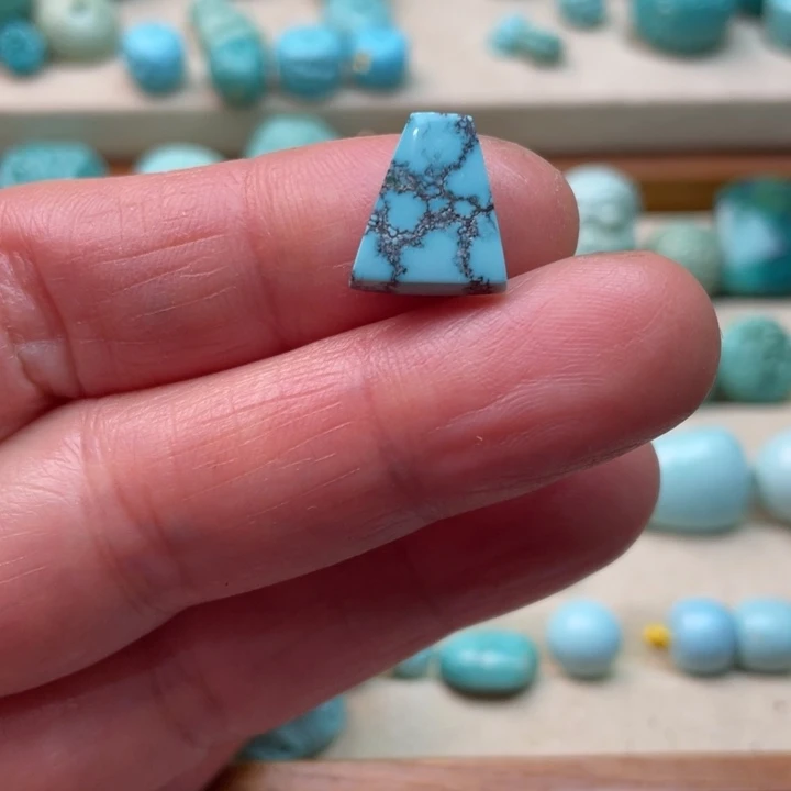 绿松石未镶嵌颈饰