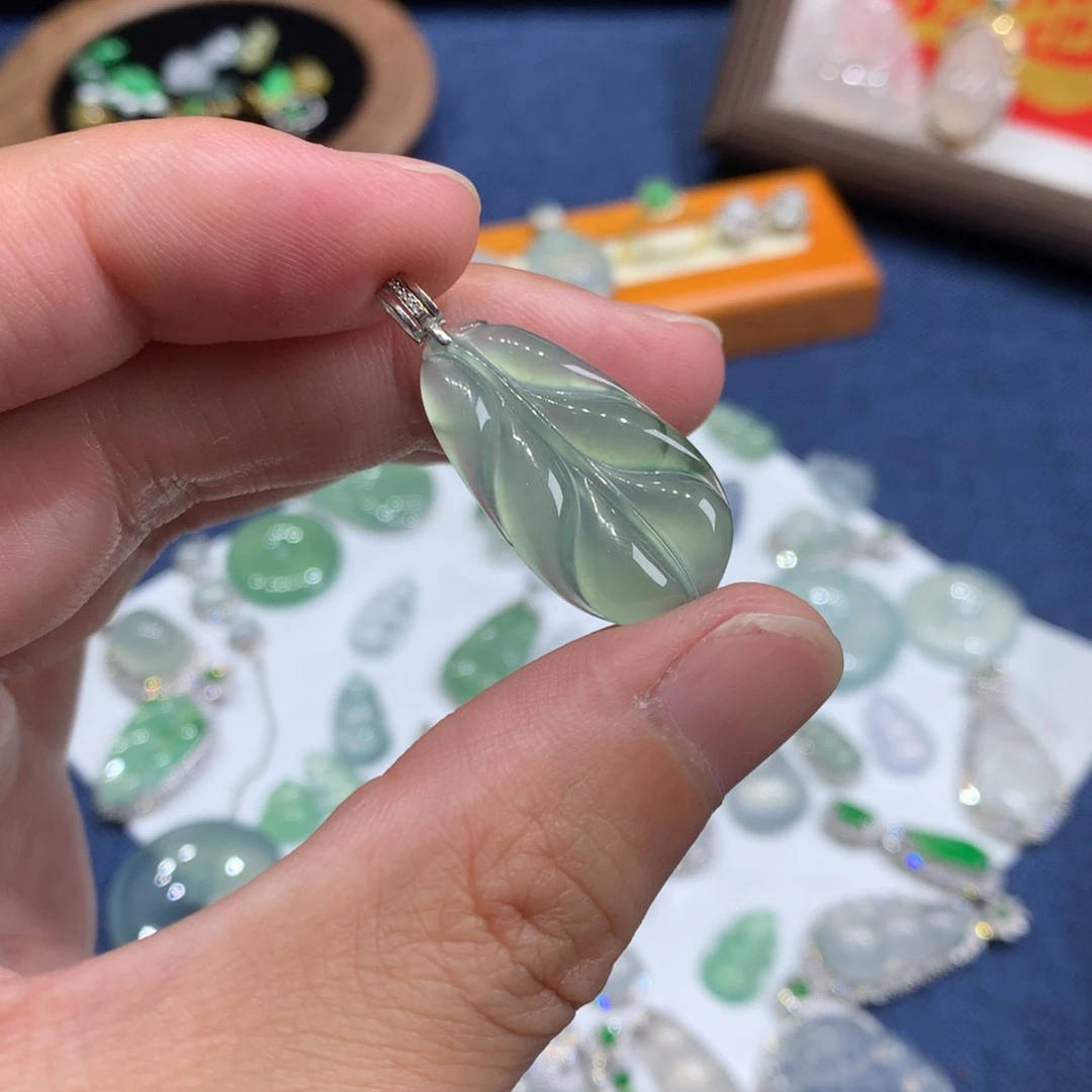 翡翠18K金镶嵌颈饰叶子