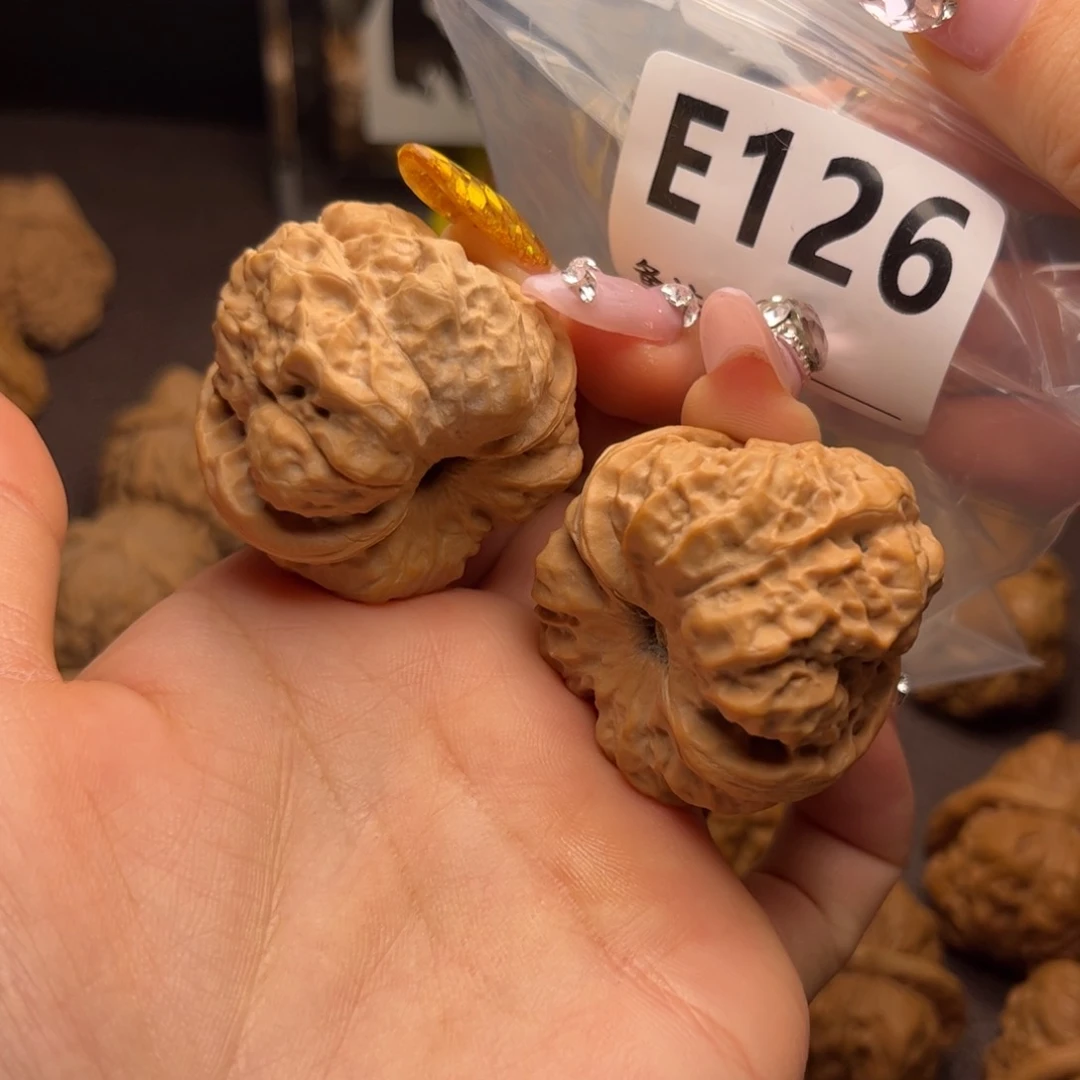 文玩核桃把件昰****吖蛤蟆