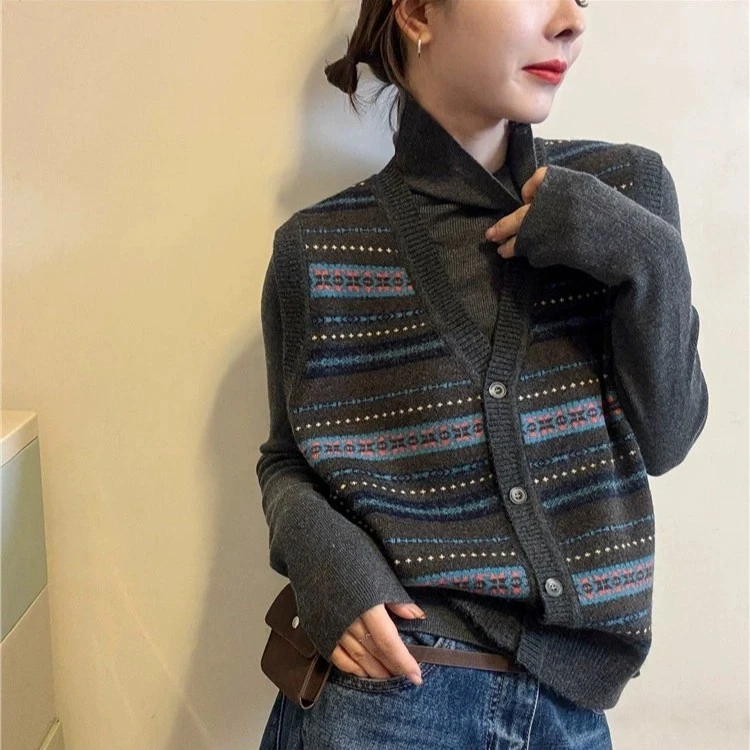 2025秋冬新款大码胖mm慵懒风复古提花无袖针织开衫马甲V领上衣女