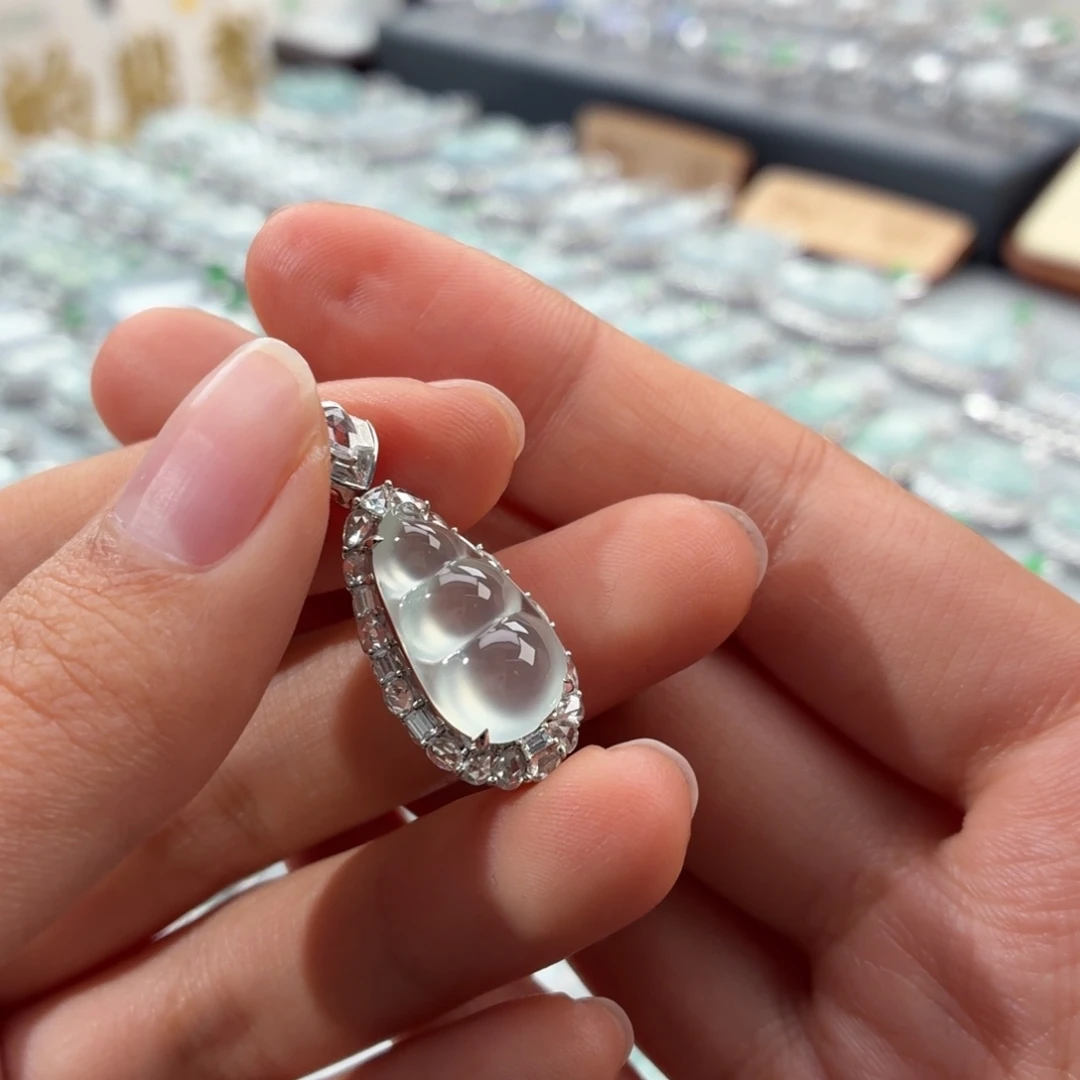 翡翠18K金镶嵌颈饰