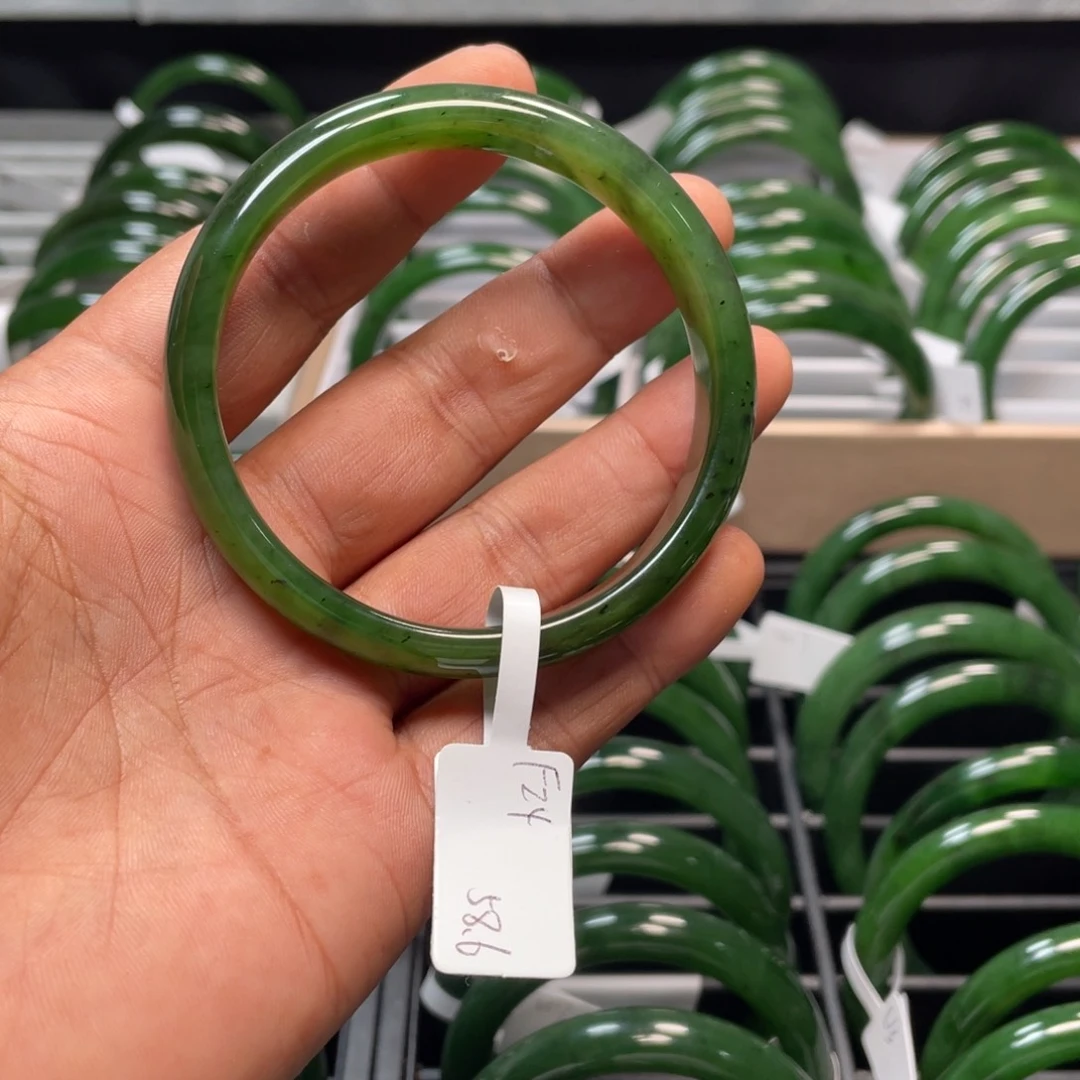 北***娘和田玉（碧玉）手镯未镶嵌微瑕包容