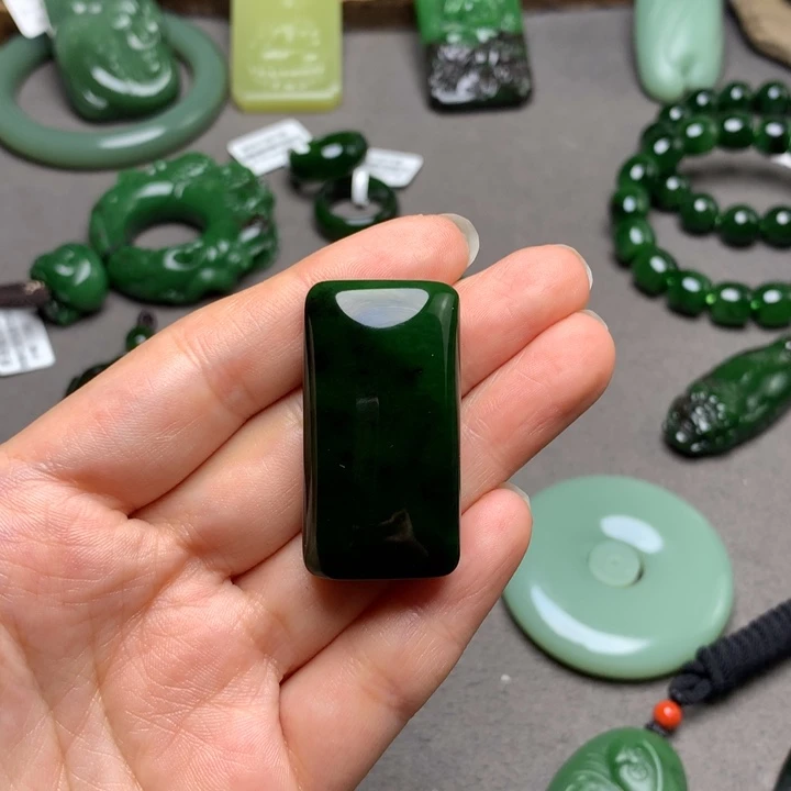 仲***和田玉未镶嵌颈饰