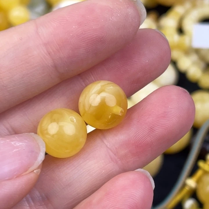 悠***然蜜蜡未镶嵌裸石微瑕415