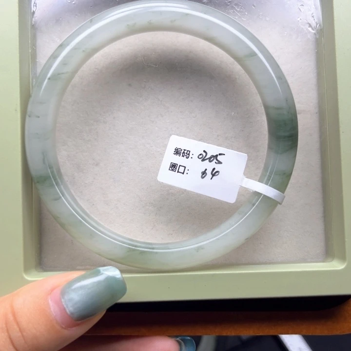 春***也石英质玉手镯未镶嵌