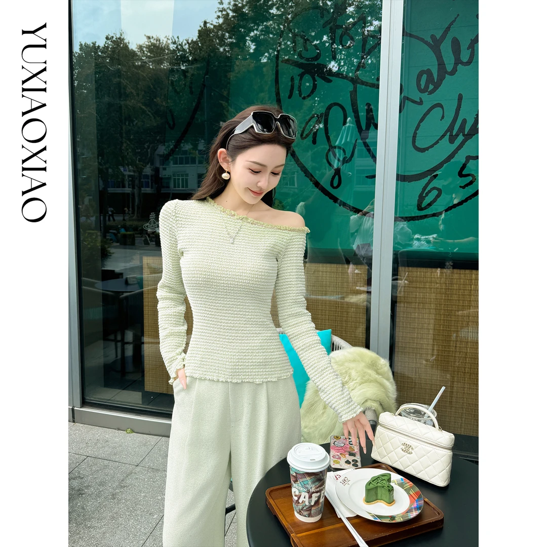 余潇潇【青苹果恋歌】时髦肌理层次感领圈花边斜肩修身弹力上衣