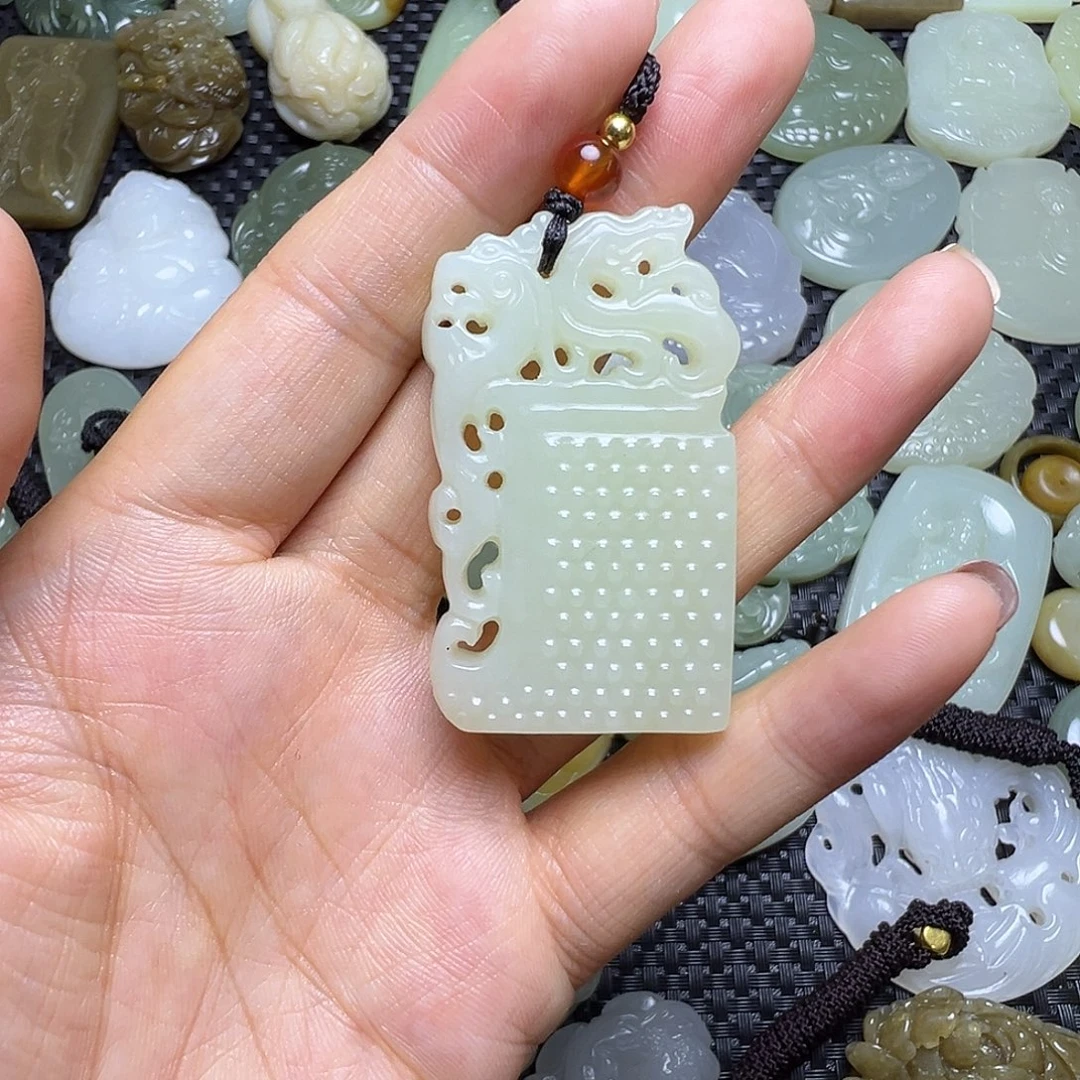 和田玉未镶嵌吊坠(赠链)微瑕漏，卡48.8