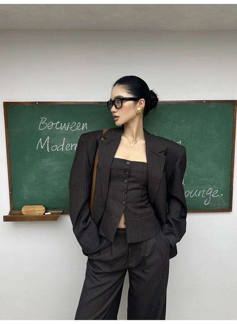 高级感宽松气质条纹西装外套女2025新款高腰显瘦条纹抹胸+阔腿裤
