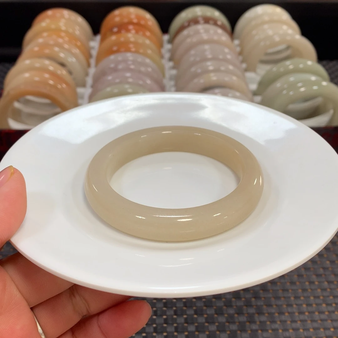 石英质玉（佘太翠）未镶嵌手镯58.2藕粉细条4号