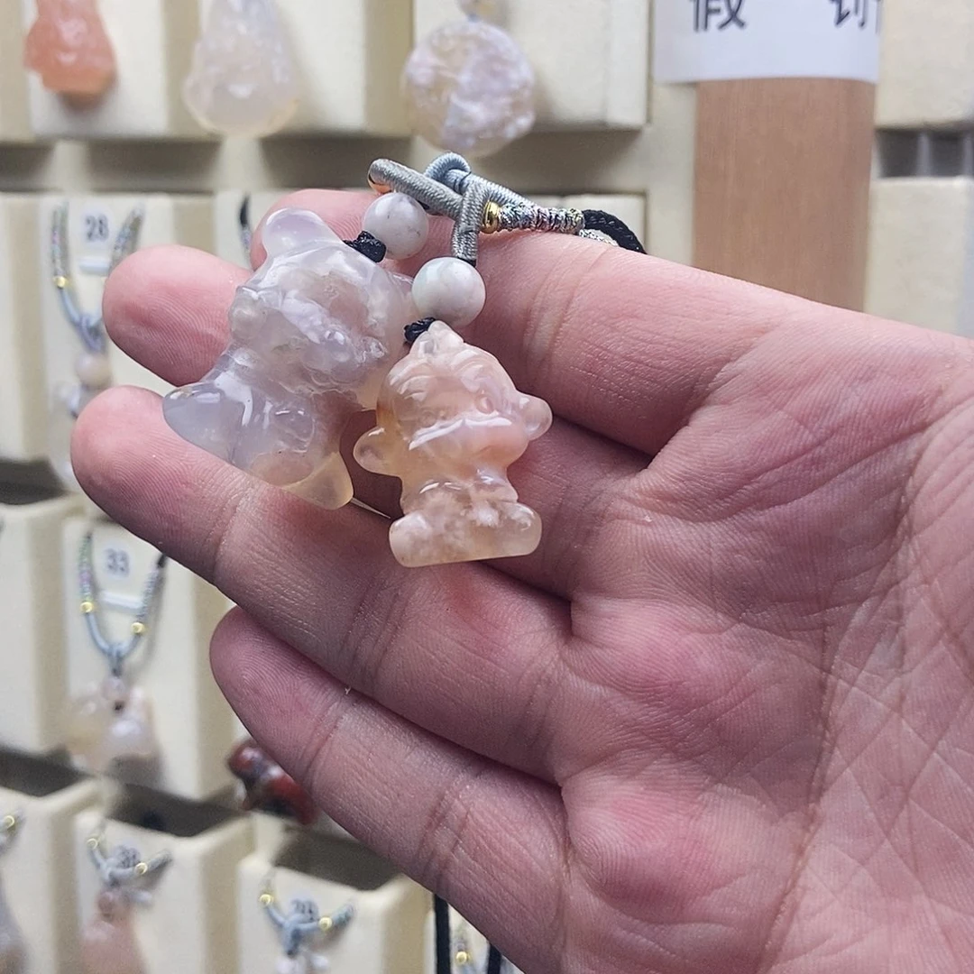 石英质玉未镶嵌颈饰性**批