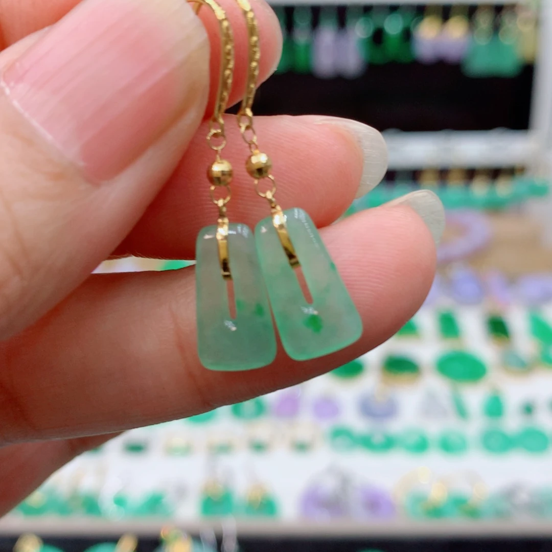 翡翠18K金镶嵌耳饰的