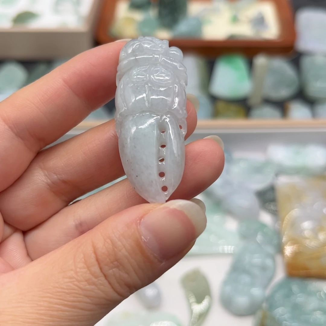 李***姥翡翠未镶嵌颈饰蟹钳