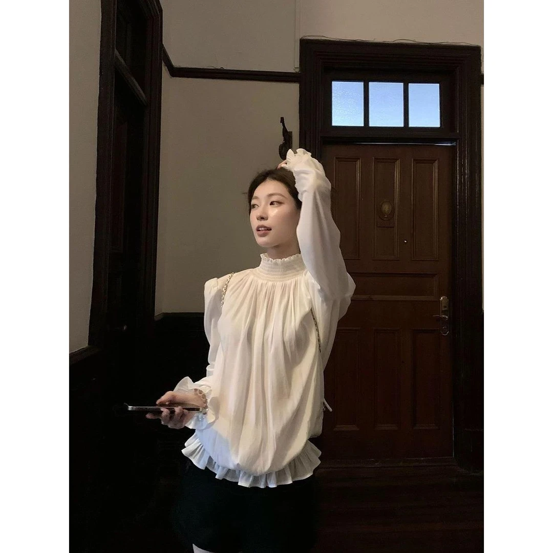 洋气纯白美学早秋bi备温柔简约花瓣袖奶白气质小众白色夏季衬衣女