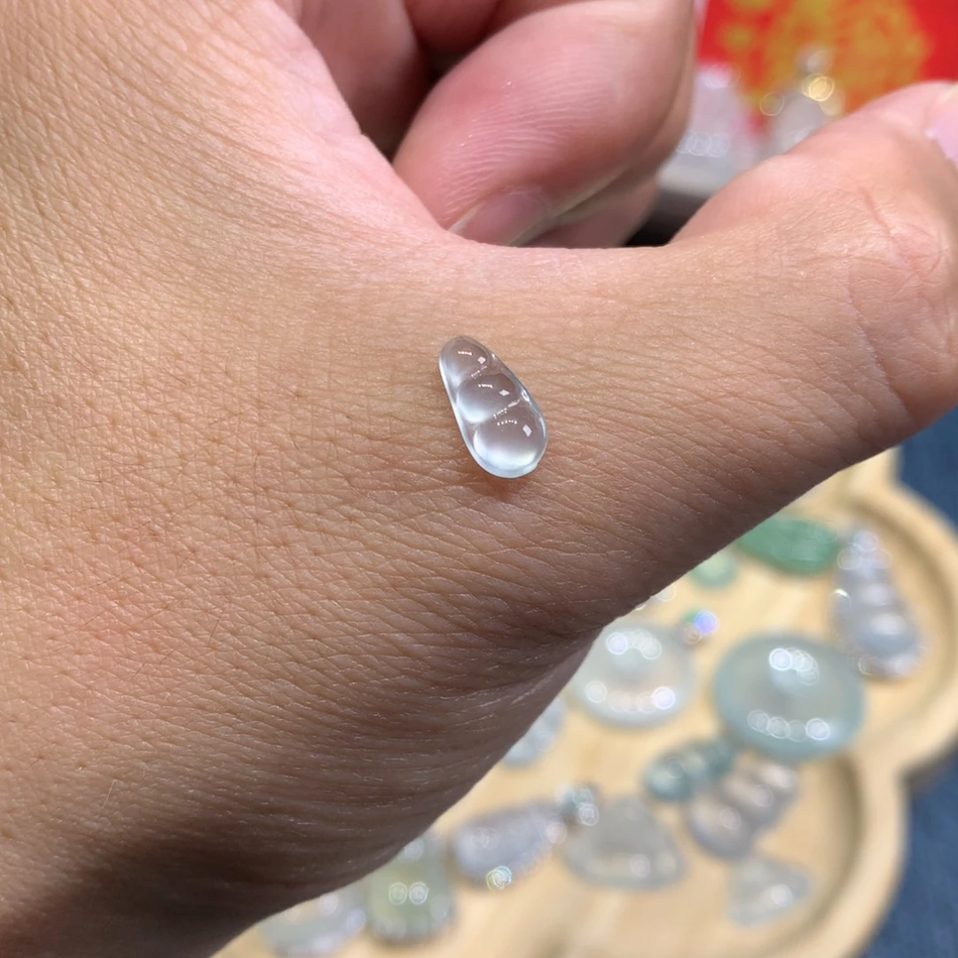 是***～翡翠未镶嵌颈饰豆子