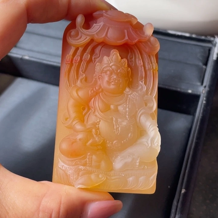 未镶嵌石英质玉（黄龙玉）挂件