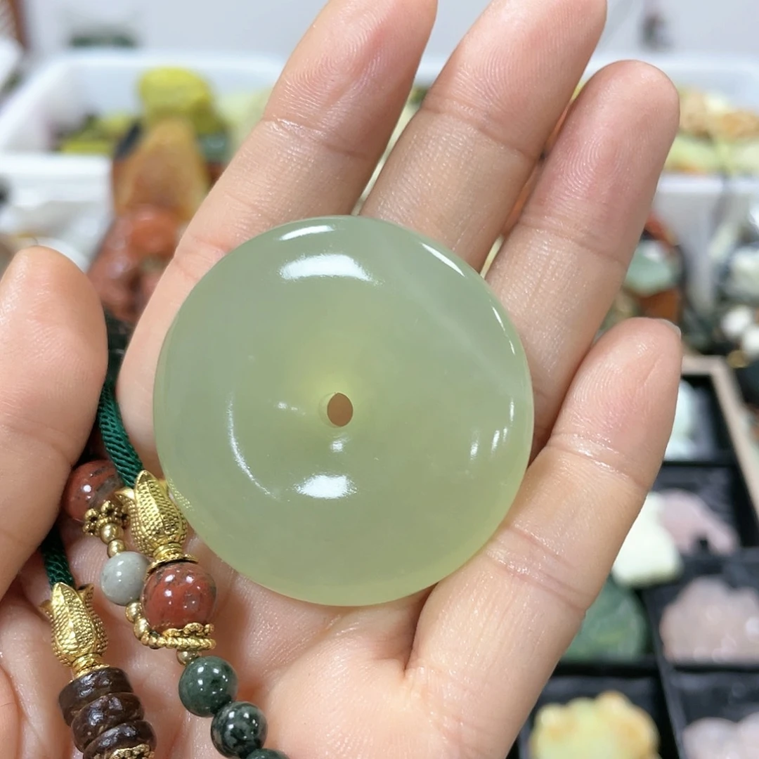 蛇纹石玉颈饰合金