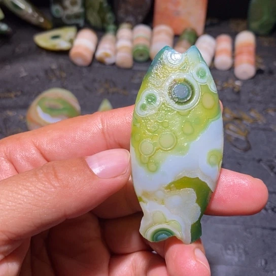 颈饰未镶嵌石英质玉沙**瑰