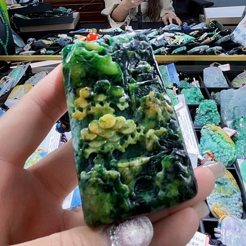 翡翠未镶嵌颈饰一个