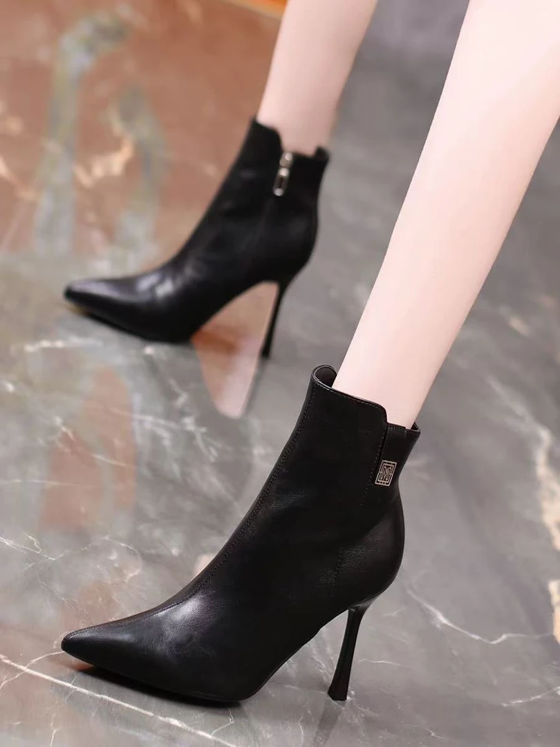 W9005气质百搭廋廋靴女秋冬新款尖头细跟短靴设计感马丁靴子 薄绒