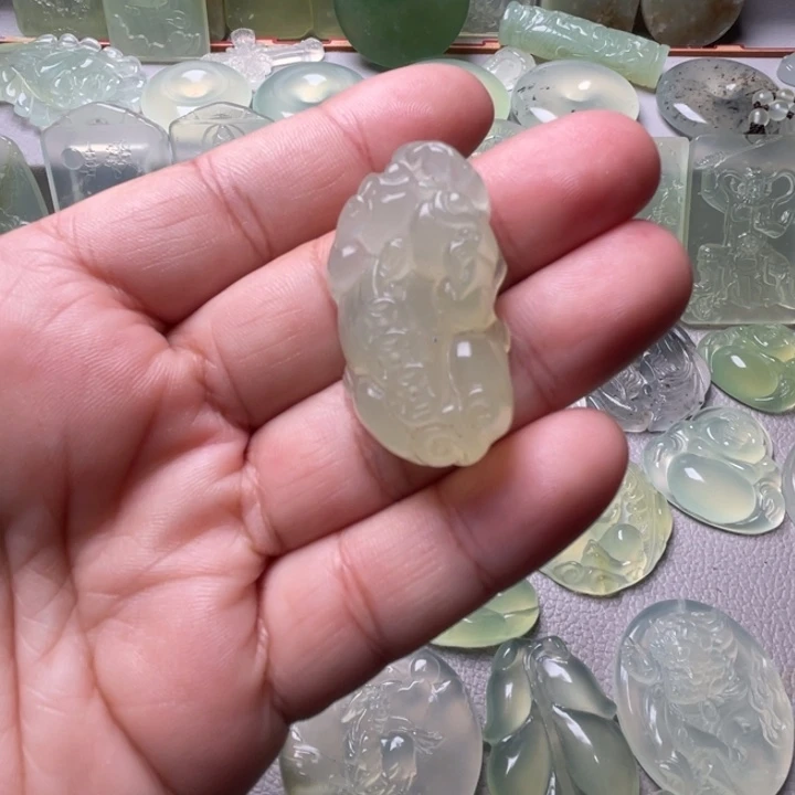 岫玉未镶嵌吊坠(赠链)