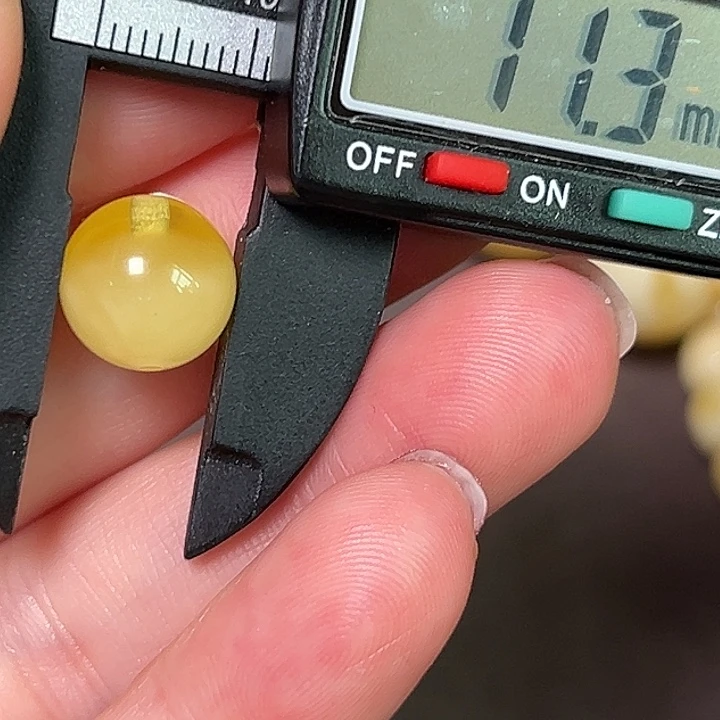 蜜蜡未镶嵌裸石微瑕82