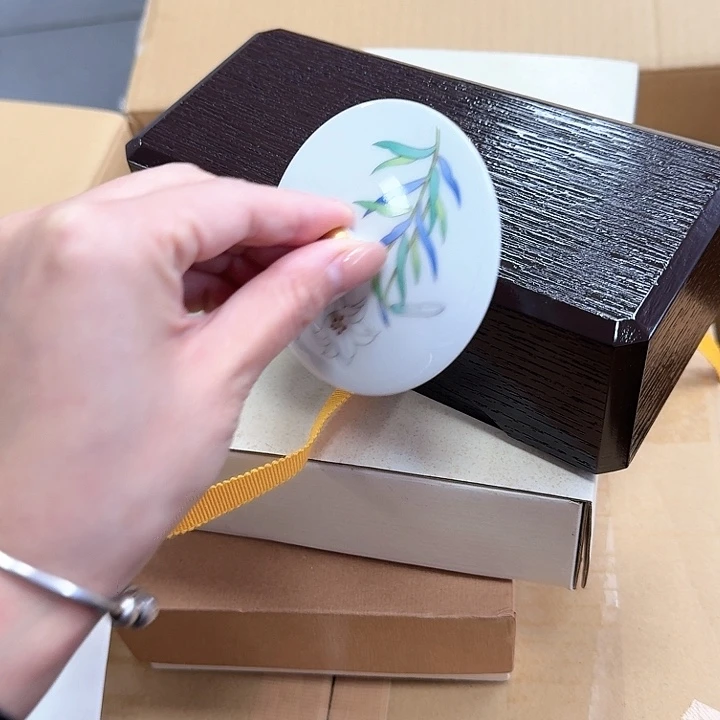 净*瓷器。  瓷器。