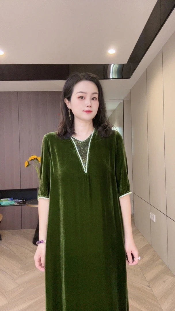 25121Q青苔绿领口刺绣散片真丝丝绒宽松气质桑蚕丝连衣裙m117