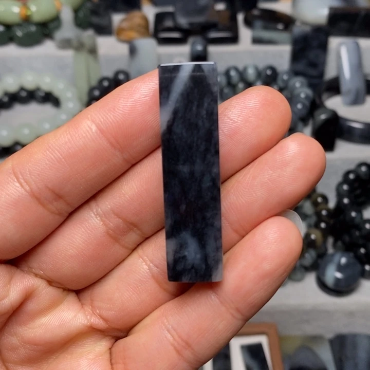 和田玉（墨玉）未镶嵌颈饰