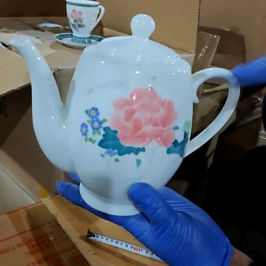 摆件盘子碗茶壶啥都有