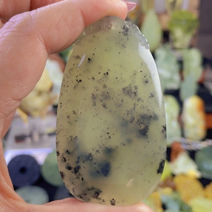 蛇纹石玉颈饰未镶嵌