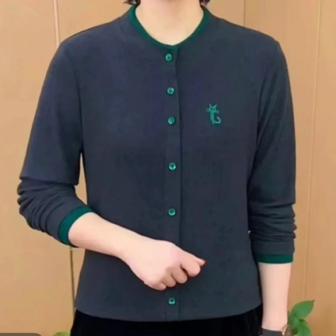 秋冬新款圆领纽扣刺绣长袖套头中老年女士洋气气质打底衫9