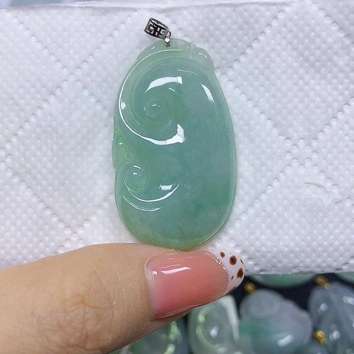 颈饰18K金镶嵌翡翠挂件