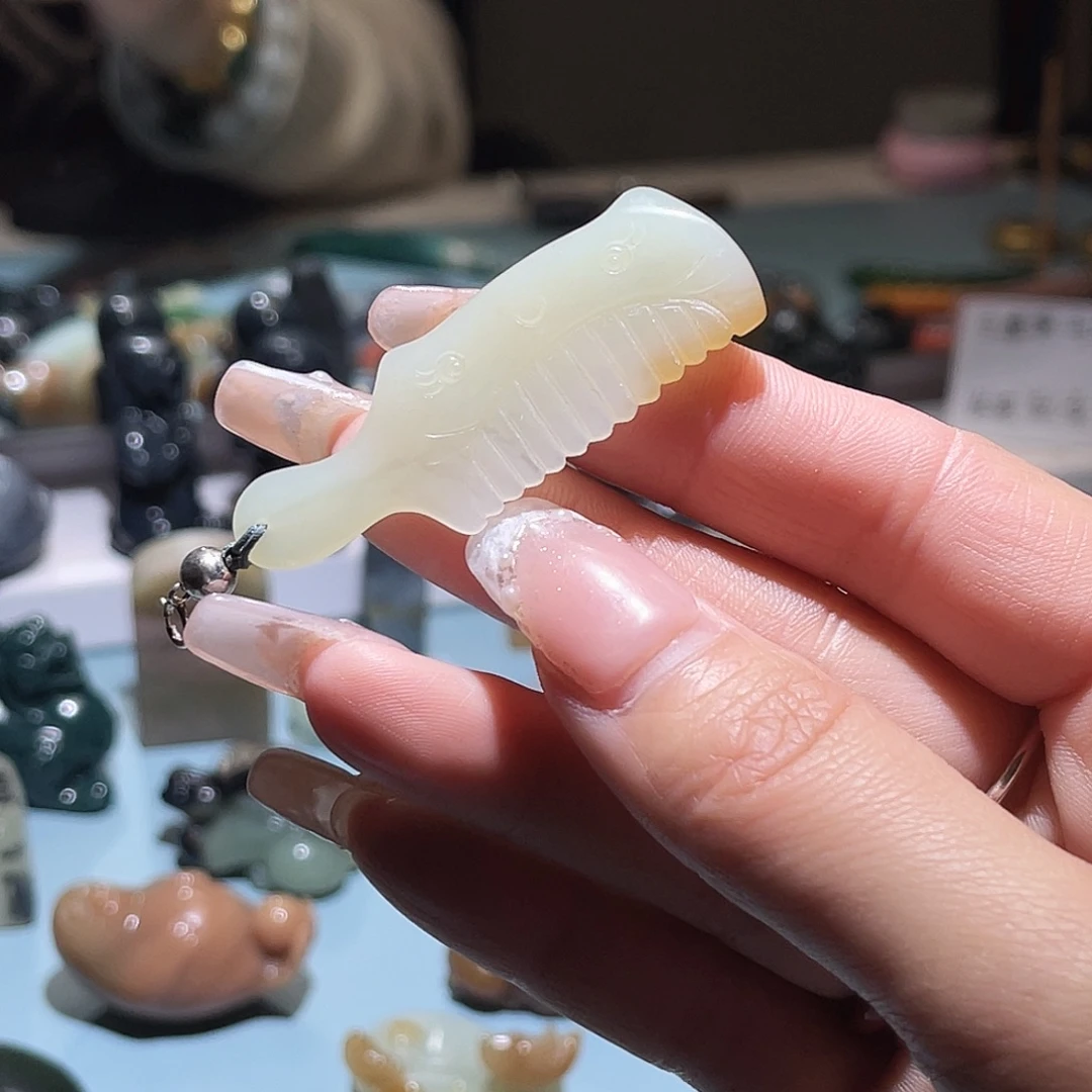 和田玉未镶嵌颈饰糖白小猫梳子