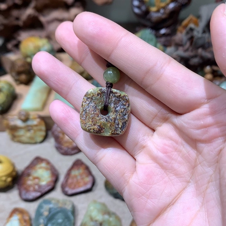 未镶嵌岫岩河磨玉（透闪石质玉）挂件