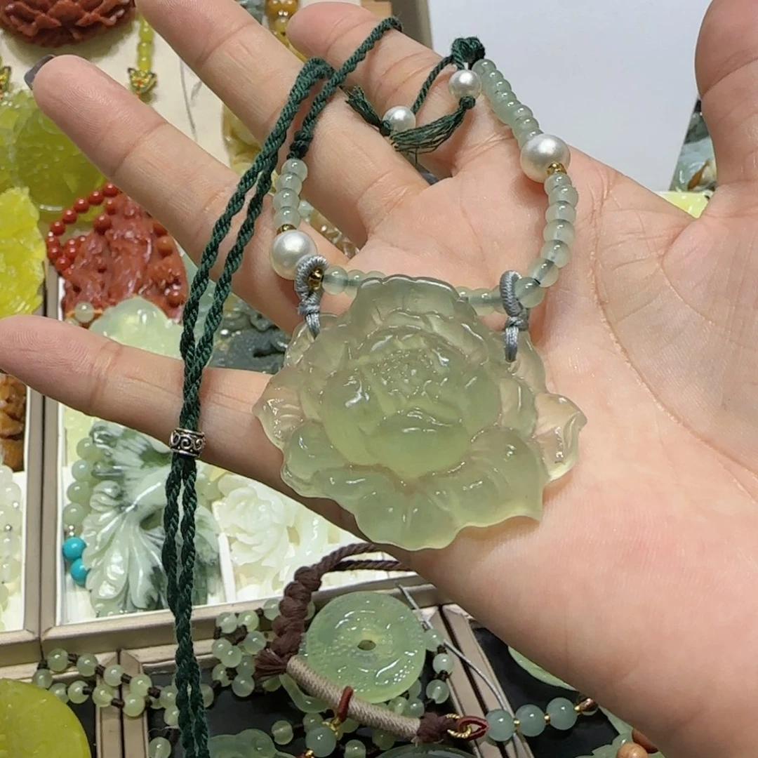 未镶嵌蛇纹石玉吊坠